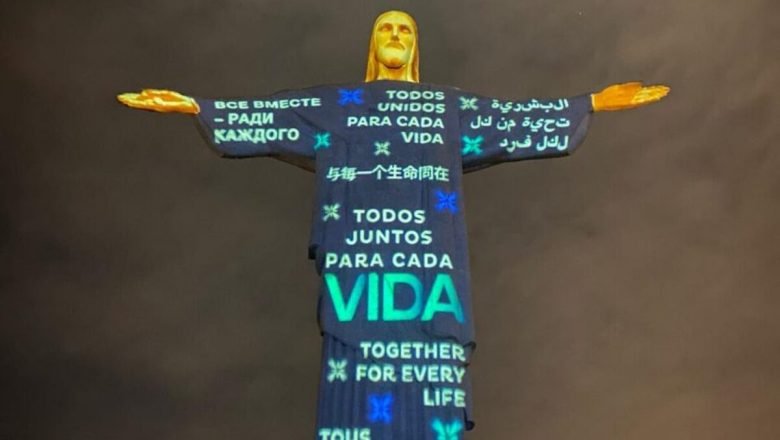 Missa, benção do Papa e projeção no Cristo marcam tributo às vítimas da Covid-19