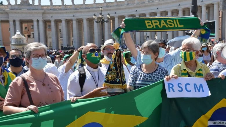 Papa Francisco anima religiosas e religiosos brasileiros, na Praça São Pedro, em Roma