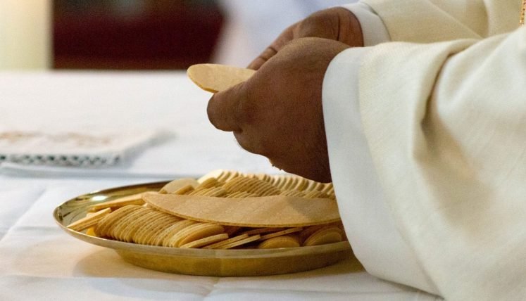 NO NATAL, SACERDOTES PODERÃO CELEBRAR ATÉ 4 MISSAS