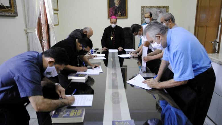 Futuros párocos fazem Juramento de Fidelidade e Profissão de Fé à Igreja na Cúria Diocesana de Sobral