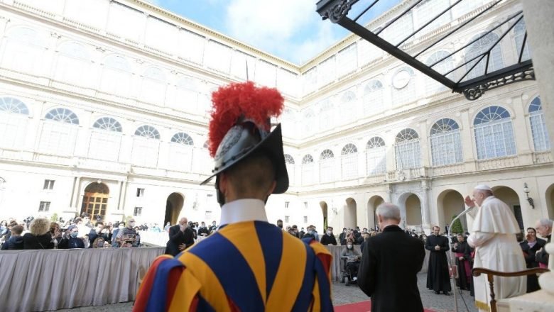 O Papa: rezar para ter um coração luminoso, não cinzento