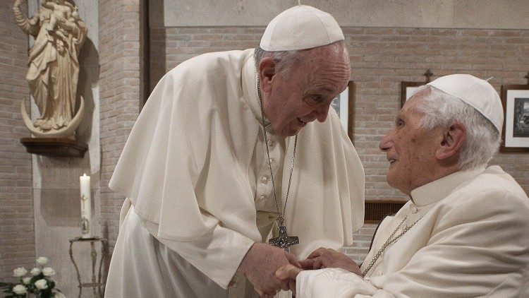 Francisco recorda os 70 anos de sacerdócio de Bento XVI