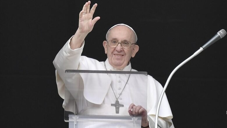 O Papa no Angelus: Jesus é a Palavra, se não paramos para ouvi-lo, Ele passa