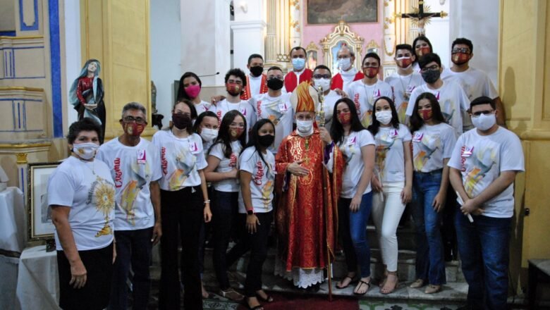 DOM VASCONCELOS CELEBRA SANTA MISSA E CRISMA NA PARÓQUIA DA SÉ DE SOBRAL