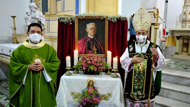 Dom Vasconcelos preside missa solene na Catedral da Sé marcando os 62 anos de falecimento de Dom José Tupinambá da Frota
