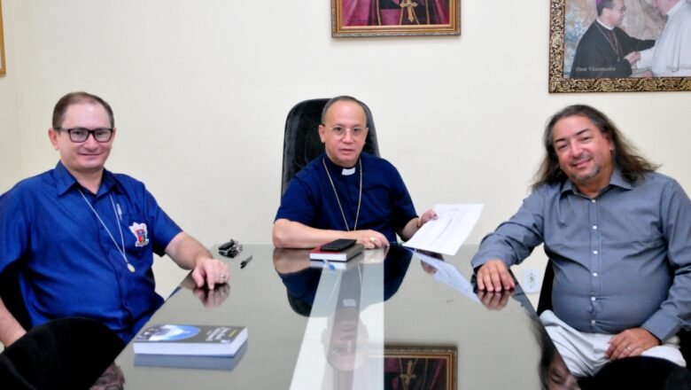 DOM VASCONCELOS RECEBE EQUIPE DO FILME “JOSÉ, BISPO DE SOBRAL” PARA DISCUTIR ORÇAMENTO GERAL DO LONGA-METRAGEM