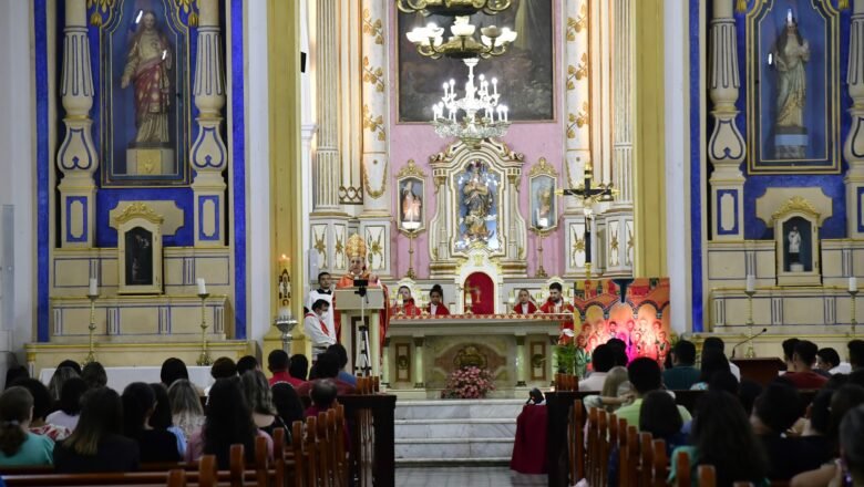 Fiéis participam da Vigília de Pentecostes na SÉ Catedral de Sobral