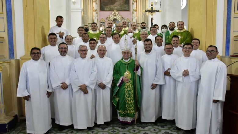 Em Sobral, candidatos ao diaconado permanente recebem o Ministério do Acolitato na Catedral da Sé