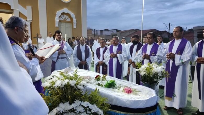 Comunidade Paroquial de Morrinhos despede-se de seu pároco emérito, Cônego José Alves Saraiva