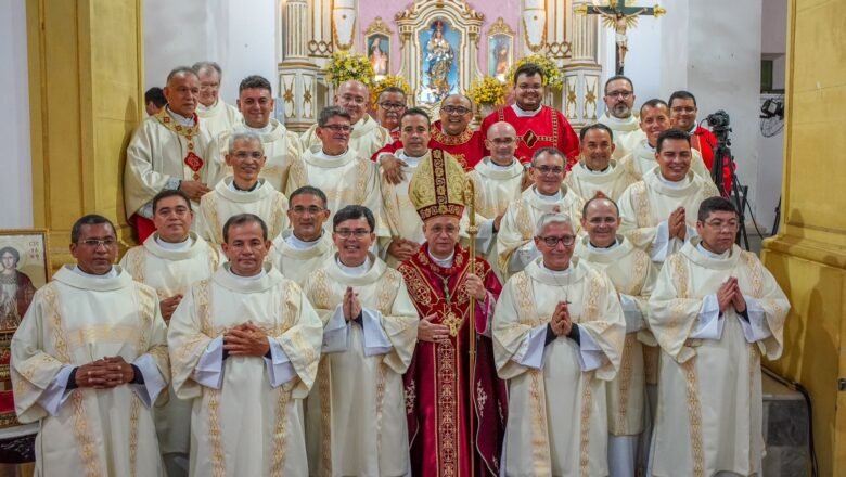 Dom Vasconcelos ordena 19 diáconos permanentes para a Diocese de Sobral