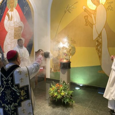 Paróquia de Nossa Senhora de Fátima realiza entronização das relíquias dos Santos Pastorinhos