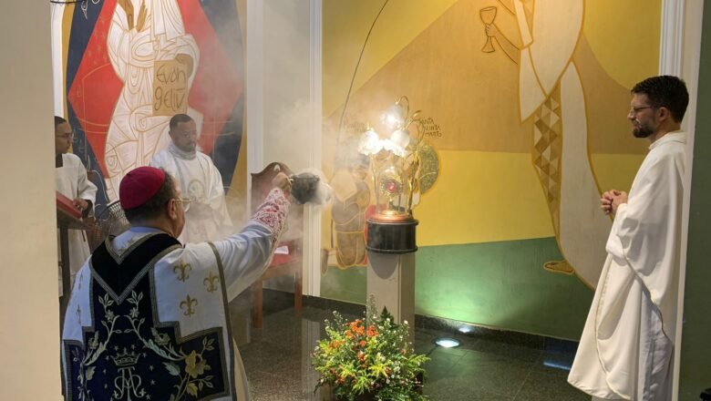 Paróquia de Nossa Senhora de Fátima realiza entronização das relíquias dos Santos Pastorinhos