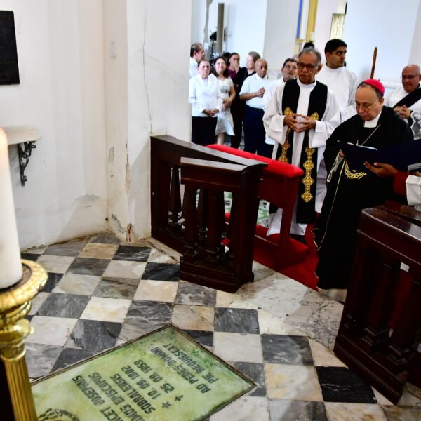 Fieis participam de Solenidade em Comemoração aos Fieis Defuntos na Sé Catedral