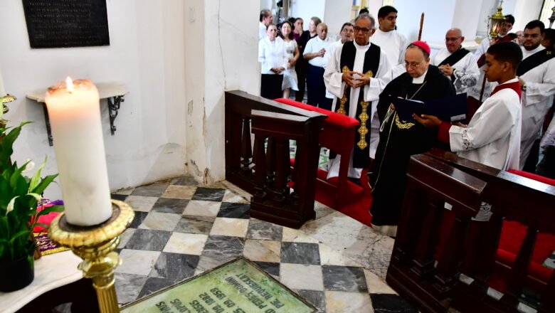 Fieis participam de Solenidade em Comemoração aos Fieis Defuntos na Sé Catedral