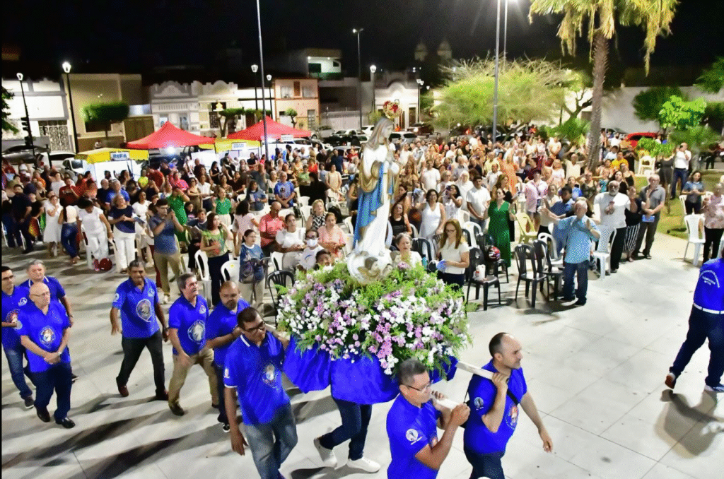 Comunidade se reúne na Praça da Sé para celebrar o Advento e honrar a Imaculada