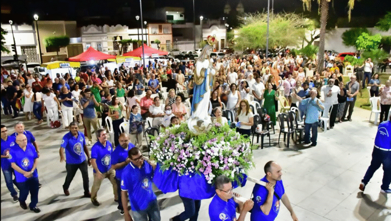 Comunidade se reúne na Praça da Sé para celebrar o Advento e honrar a Imaculada